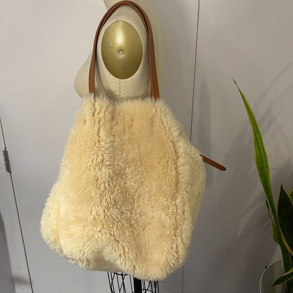 CELINE PHANTOM  MEDIUM TOTE WITH POUCH REVERSIBLE SILVER METALLIC AND SHEARLING - Picture 3 of 9